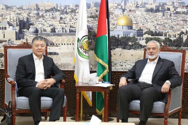 ハマスの指導者であるハニヤ政治局長（右）と中国の王克倹大使＝１７日/Hamas Media Office