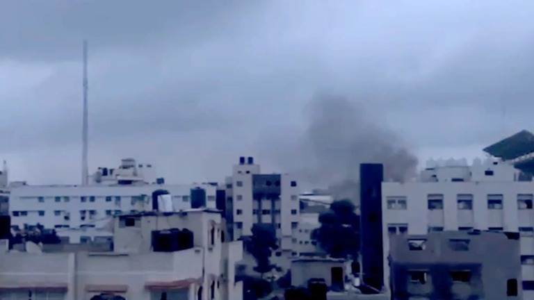 ガザ地区のシファ病院近くから立ち上る煙/Emmy Shaheen/Gaza MoH