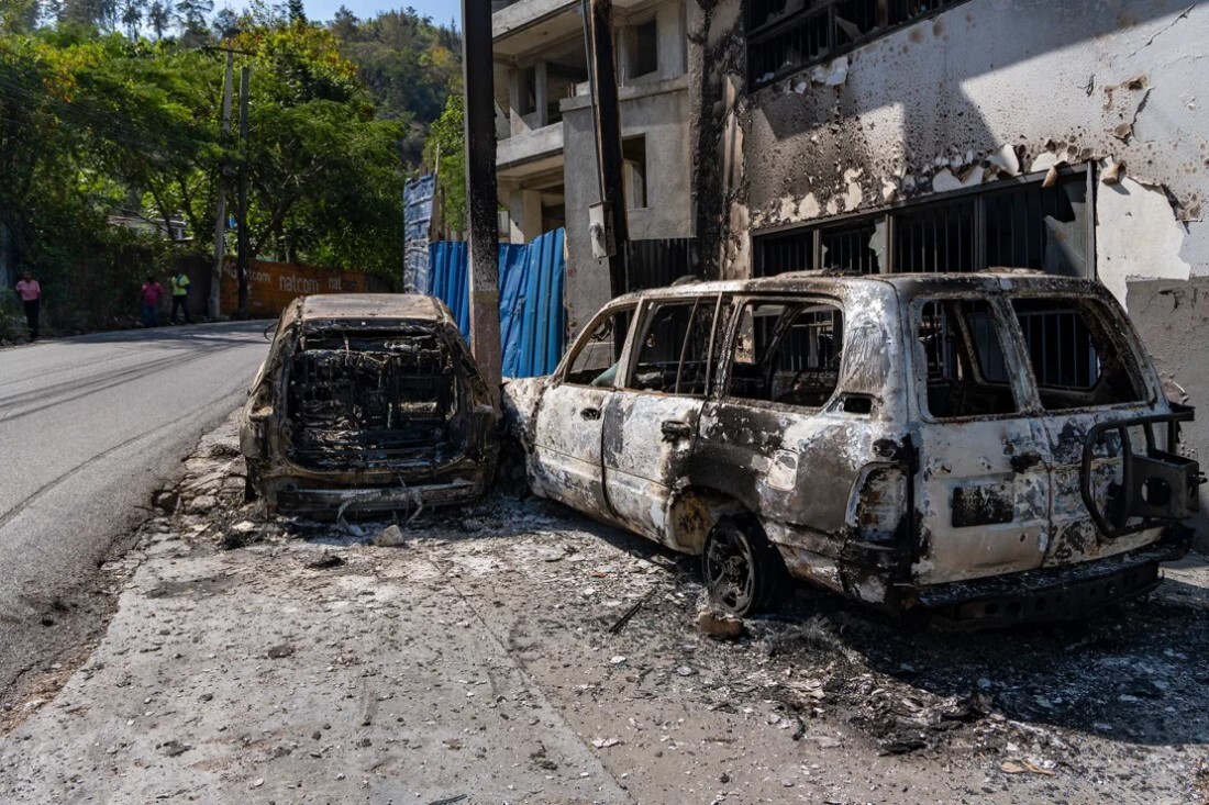 ポルトープランスに散乱する焼け焦げた車両/Evelio Contreras/CNN