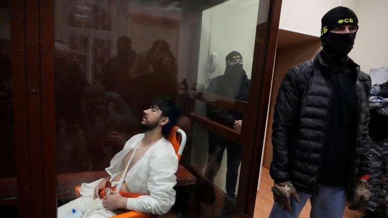 車いすに乗って出廷するコンサート会場襲撃の容疑者/Alexander Zemlianichenko/AP