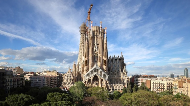 バルセロナ中心部にそびえるサグラダ・ファミリア聖堂/Nacho Doce/Reuters