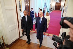 オバマ氏がバイデン米大統領のもとを訪れ激励した