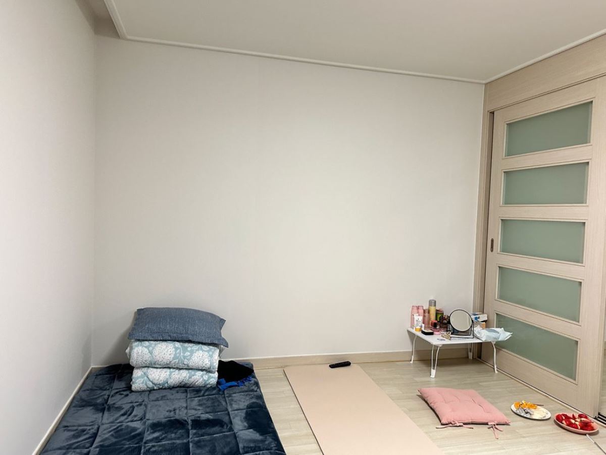 チェランさんの寝室。家具は教会や地元の団体からの支援を受けた/Yoonjung Seo/CNN