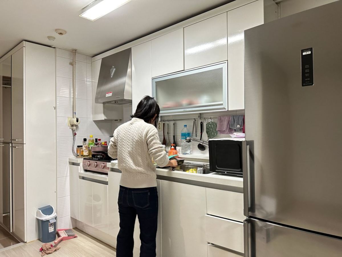 新しい料理器具が備え付けられたチェランさんの台所/Yoonjung Seo/CNN