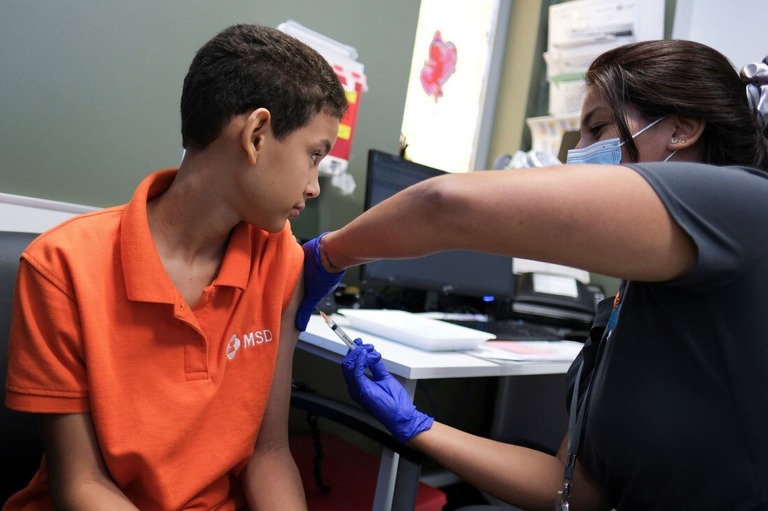デング熱ワクチンを注射する看護師＝米自治領プエルトリコ・サンフアン/Ricardo Arduengo/Reuters 