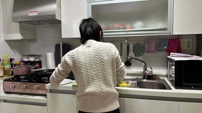 韓国の新居で料理の準備をする脱北者のチェランさん/Yoonjung Seo/CNN