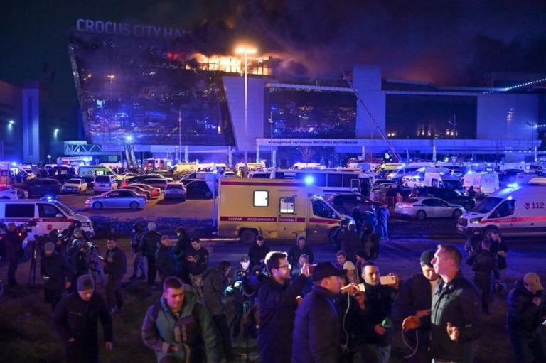 テロ襲撃現場となったコンサート会場外の様子を捉えた画像/Dmitry Serebryakov/AP