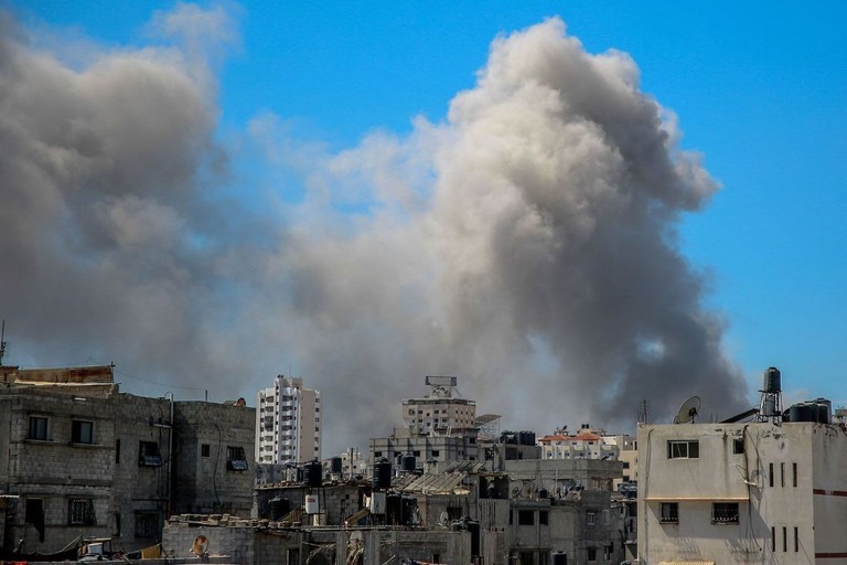 イスラエル軍による攻撃により、ガザ地区シファ病院近くから煙が上がった＝３月２３日/AFP/Getty Images/File 