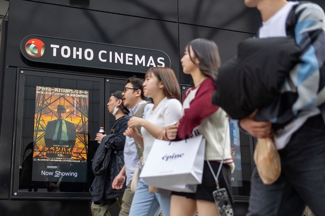 上映中の「オッペンハイマー」のポスターが貼られた映画館