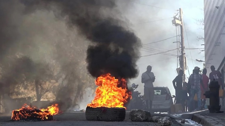 ポルトープランスの主要刑務所付近で火の手が上がる様子/Luckenson Jean/AFPTV/AFP/Getty Images/File