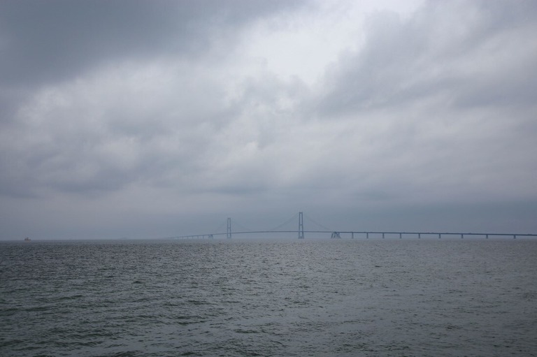 大ベルト海峡に架かる大ベルト橋/Tom Little/Reuter