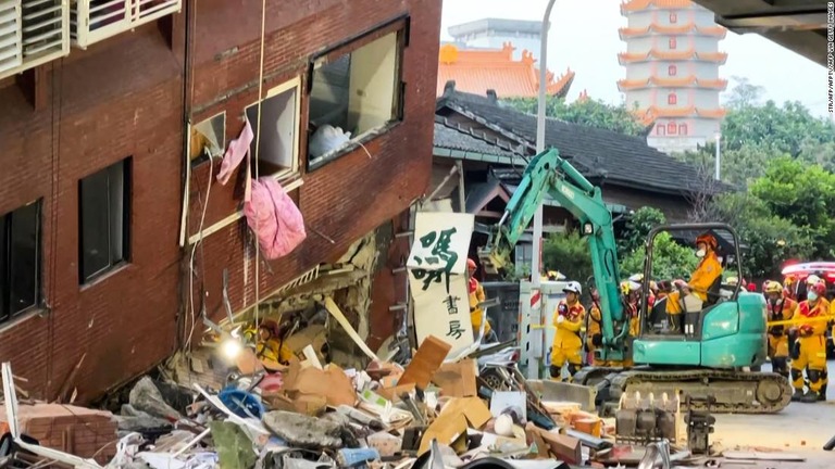 損壊した花蓮県の建物から生存者を救出する救急隊員/STR/AFP/AFPTV/AFP via Getty Images