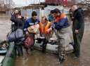 ウラル川氾濫、ロシアとカザフで大洪水　１０万人超が避難、状況さらに悪化の予想