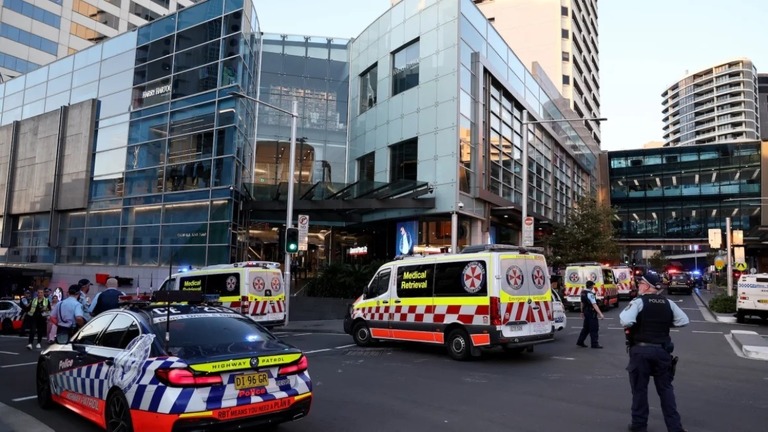 シドニーの商業施設で人が刃物で刺される事件が発生し、５人が死亡した/David Gray/AFP/Getty Images