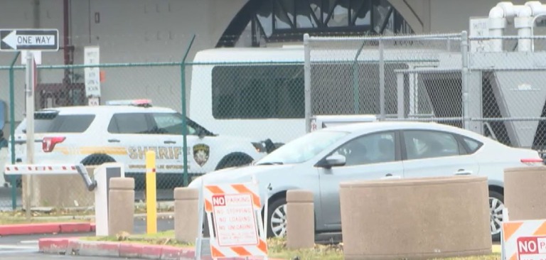 米ハワイ州ホノルルのクルーズターミナルで１２日、シャトルバスが人々に突っ込み１人が死亡、複数人が負傷した/KITV 