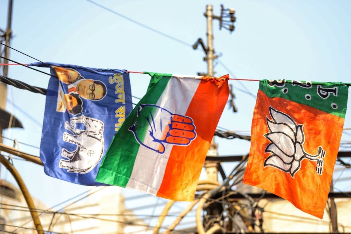 インド人民党、国民会議派、大衆社会党のシンボルが描かれた旗/Nasir Kachroo/NurPhoto/Getty Images