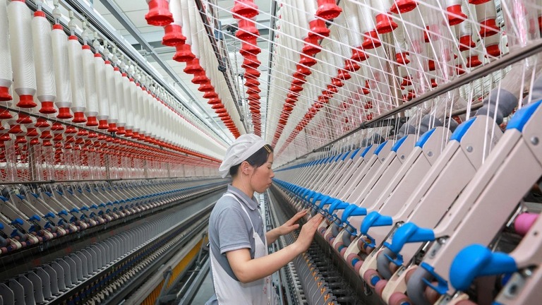 織物工場で働く労働者＝２０２３年９月、中国・江蘇省/Stringer/AFP/Getty Images