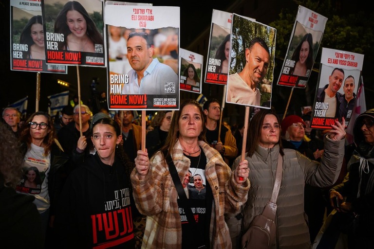 集会に参加する人質の家族や支持者＝３月２日、パリ/Alexi J. Rosenfeld/Getty Images