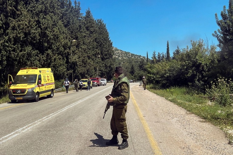 攻撃された現場付近の警戒にあたるイスラエル兵＝１７日、イスラエル北部/Avi Ohayon/Reuters