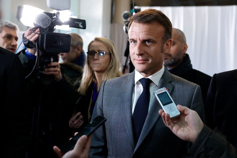 記者からの質問に答えるマクロン仏大統領＝１７日、欧州連合本部のあるベルギー・ブリュッセル/Ludovic Marin/AFP/Getty Images