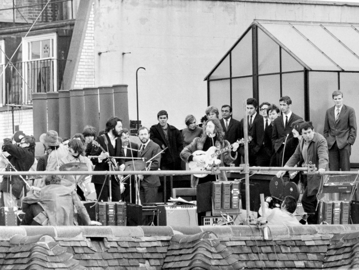 屋上で演奏するビートルズのメンバーら/Daily Mirror/Mirrorpix/Getty Images