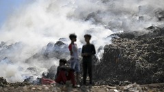 ごみ埋め立て地の火災で有害な煙が拡散　インド首都