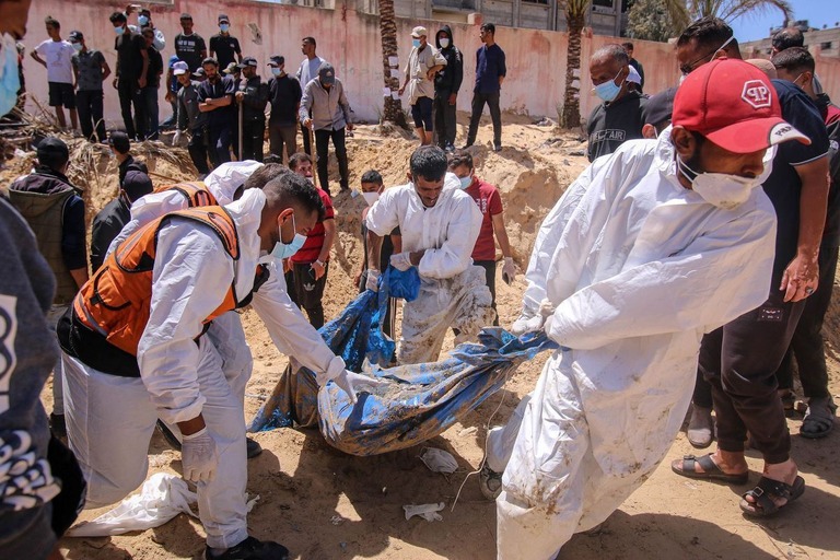 パレスチナ自治区ガザ地区南部ハンユニスのナセル病院で、中庭の集団埋葬地から新たに７３人の遺体が掘り出された/Ahmad Salem/Bloomberg/Getty Images