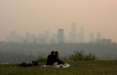 カナダで大規模な山火事、数千人が避難　煙で大気質悪化
