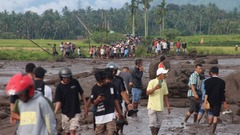 鉄砲水と溶岩流で３７人死亡　インドネシア・スマトラ島