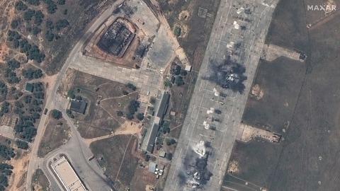 クリミアのロシア軍基地、航空機や建物に破壊の跡　衛星画像を独占入手