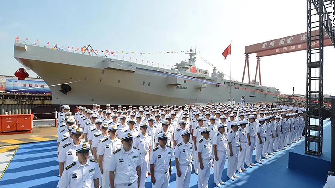 中国、初の強襲揚陸艦が進水　海軍力増強を誇示