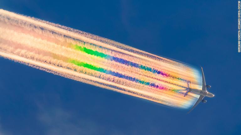 カタール航空のボーイング７７７型機が虹色の飛行機雲を引いて飛ぶ様子＝オーストラリア・ブリスベン