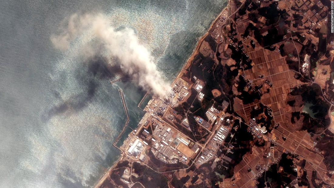 煙が立ち上る福島第一原発。震災から数日後の空撮画像/DigitalGlobe/Getty Images