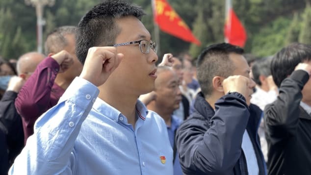 北京近くの「赤い史跡」で中国共産党の入党の誓いを口にする党員/Steven Jiang/CNN