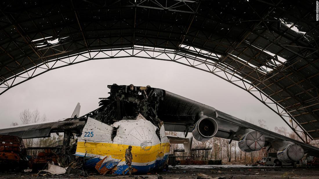 Ａｎ２２５の残骸。ロシア軍がキエフ郊外の空港から撤退したのを受けて公開された