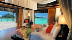セントレジス・ボラボラ・リゾート（仏領ポリネシア）では快適な寝室から３６０度のパノラマが楽しめる