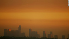 日没時にスモッグに包まれるロサンゼルス。オゾンがスモッグの主要な要因という