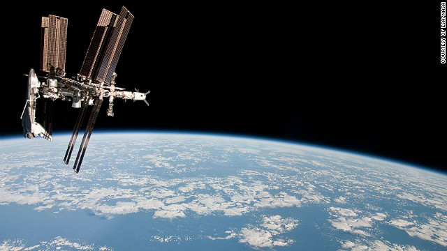 地球上空を飛行するISS 写真提供:ESA/NASA