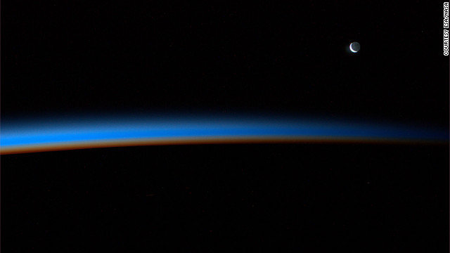 月の出 写真提供:ESA/NASA