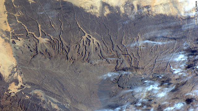 ティベスティ山地(アフリカ・チャド) 写真提供:ESA/NASA