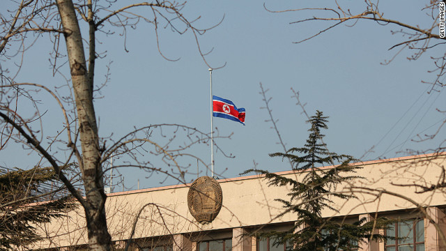 北京の北朝鮮大使館は半旗を掲げた＝１９日