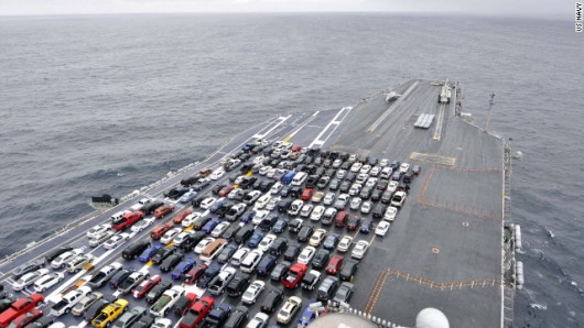 甲板上に乗組員の自家用車をずらりと並べて航行する米空母ロナルド・レーガン　写真は米海軍提供