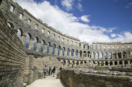 ローマ円形劇場（クロアチア）　紀元前２世紀にイストラ半島を征服したローマ人は、ここに２万２０００人を収容する剣闘競技場を建てた　(C)Walter Bibikow / age fotostock
