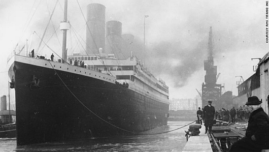 悲劇に終わる初航海前の豪華客船「タイタニック」。英国サウサンプトンのドックにて