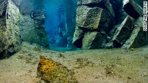 アイスランドの「大陸の境目」 (C) DIVE THE NORTH