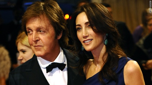 ポール・マッカートニーさん（左）とナンシー・シェベルさん