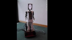 ＣＨＡＲＬＹ：英ハートフォードシャー大学が開発。顔の部分がスクリーンになっており、顔がゆっくりと周囲の観客のものに変化する　写真提供：Mick Walters