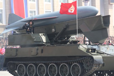北朝鮮軍による軍事パレード＝４月１５日、北朝鮮・平壌