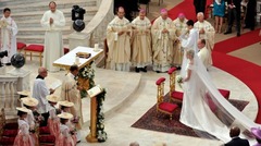 モナコの大公（元首）アルベール２世と南アフリカ代表の競泳選手だったシャルレーン公妃が７月２日、宗教上の結婚式を挙げた