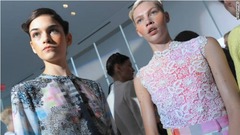 プリーン・バイ・ソーントン・プレガッジー２０１２年春物ショーのバックステージ。柔らかなパステルカラーのパレットが春物を席巻するとファッション評論家はいう